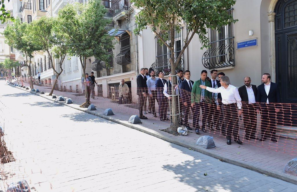 Lüleci Hendek Caddesi'nde çalışma alanını gösteren bir grup