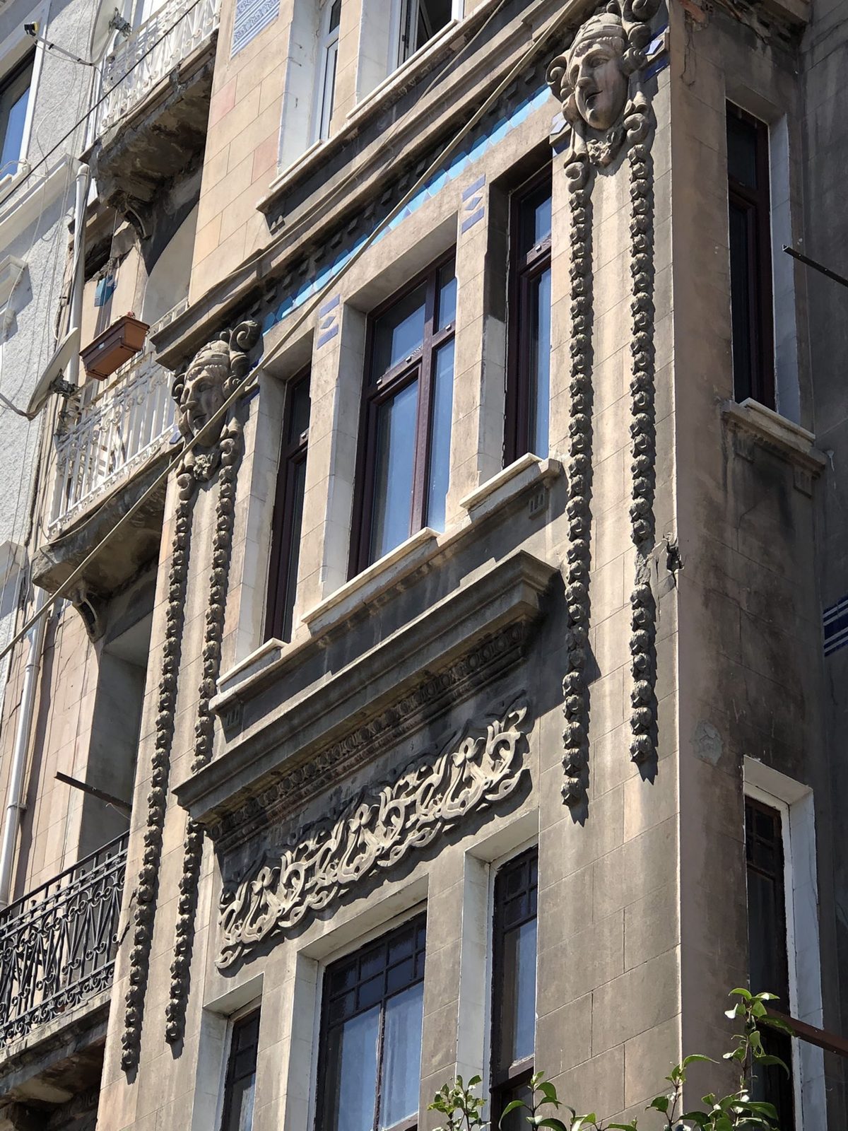 Cephede insan yüzü kabartmaları ve mavi seramik friz