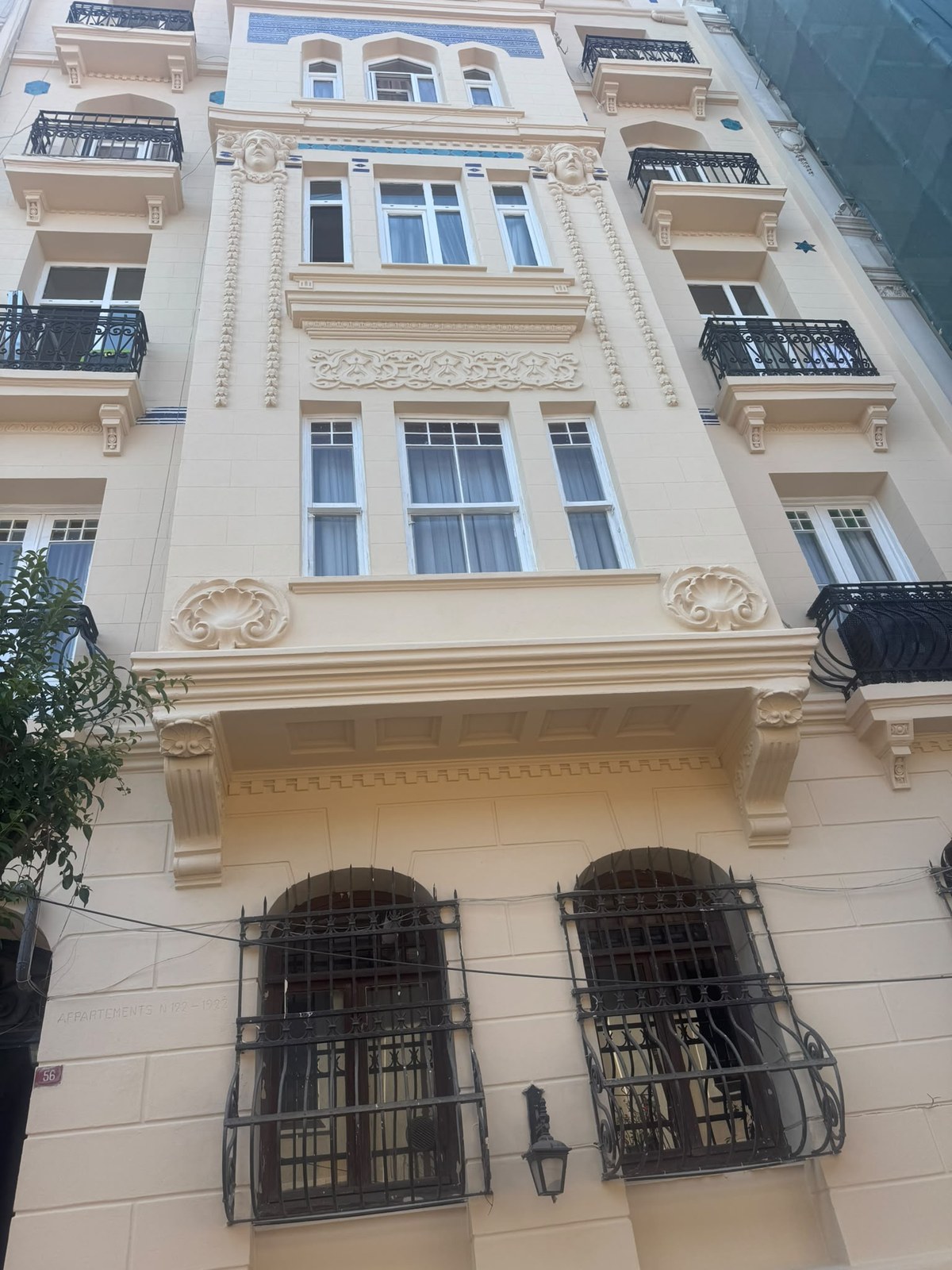 Sefiha Apartmanı'nın sokak cephesi