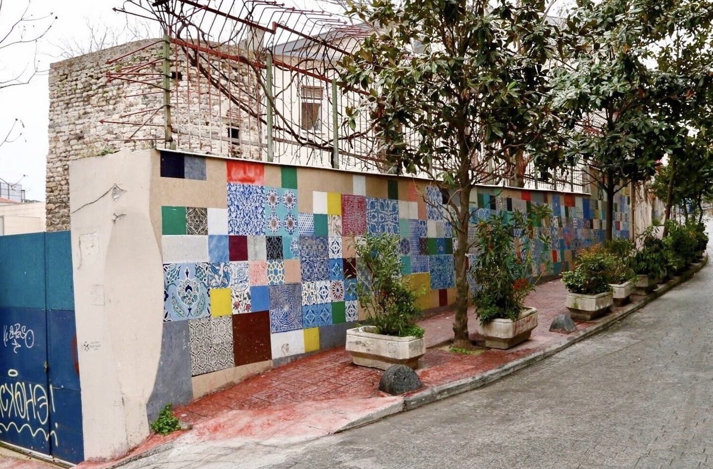 Sefiha Apartmanı'nın karşı duvarı, çini desenli