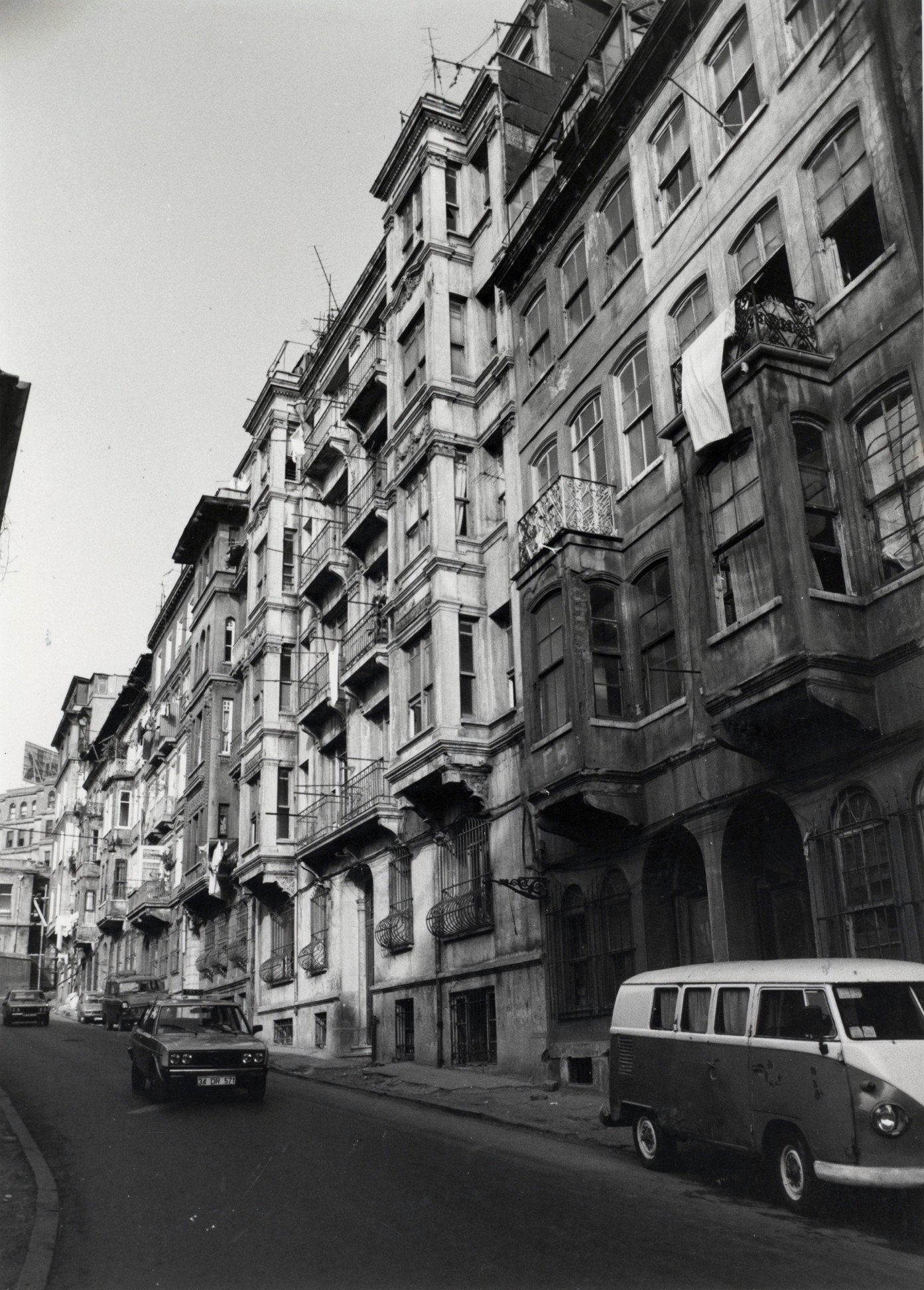 Lüleci Hendek Caddesi, Nisan 1987. Arkada Sefiha Apartmanı görünüyor.